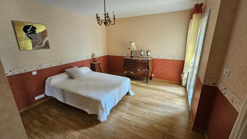 Maison - 210 m² - 10 pièces