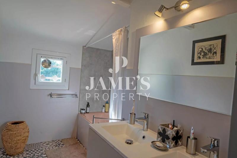 Maison - 210 m² - 8 pièces