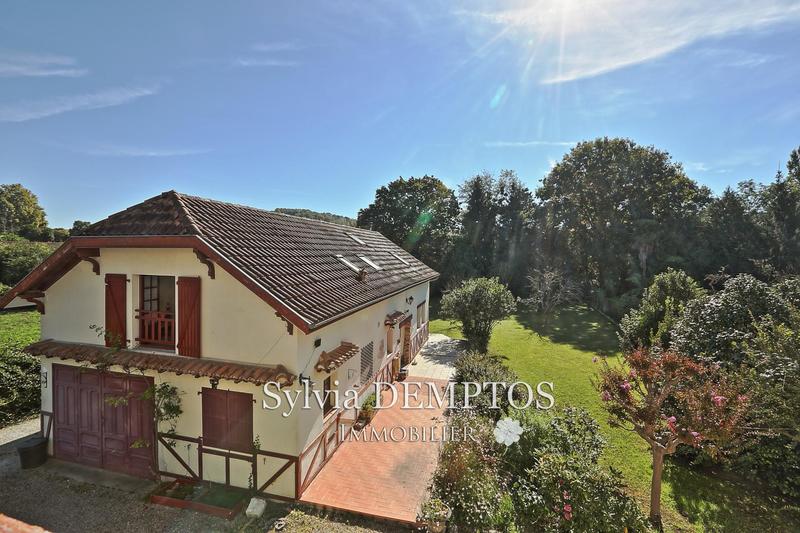 Maison - 273 m² - 12 pièces