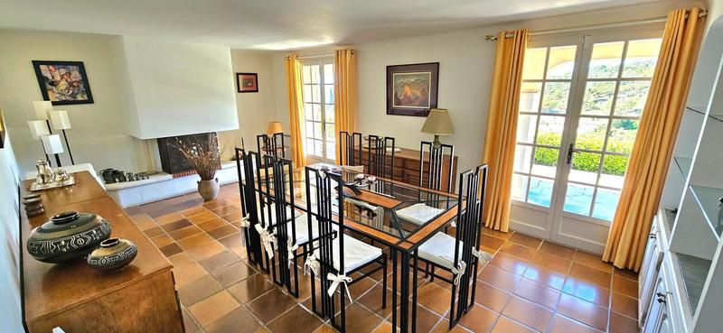 Maison - 242 m² - 7 pièces