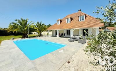 Maison - 205 m² - 9 pièces