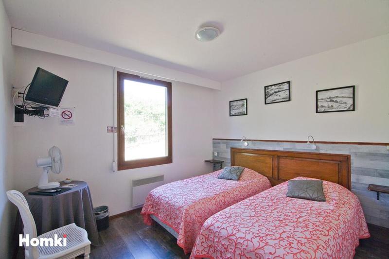 Maison - 1 500 m² - 10 pièces