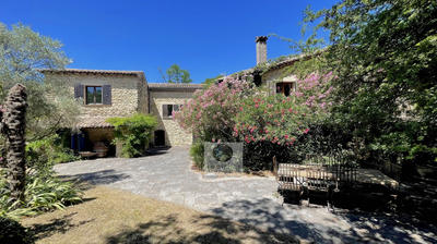 Maison - 451 m² - 11 pièces