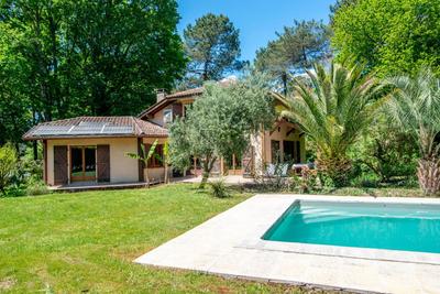 Maison - 170 m² - 9 pièces