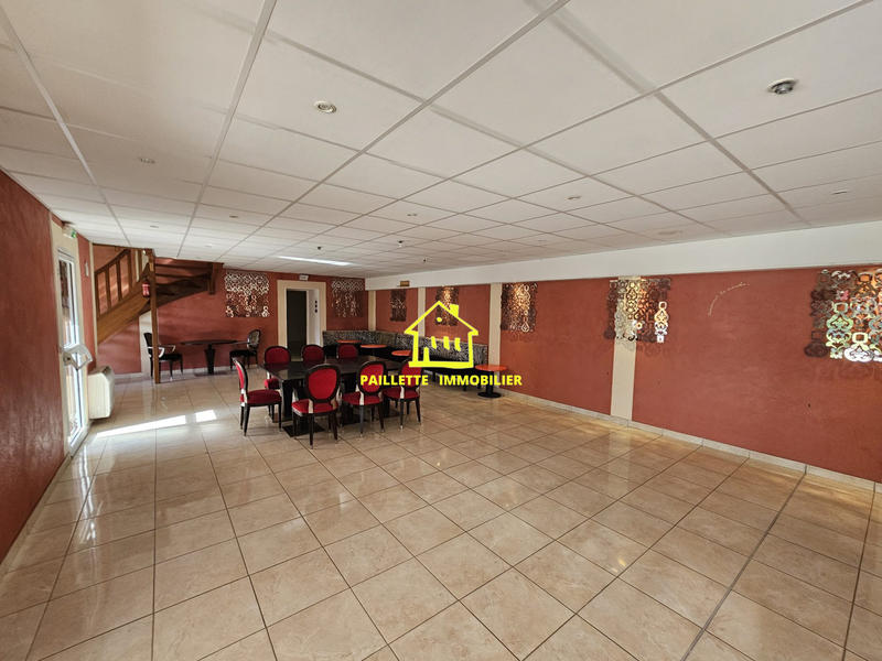 Maison - 1 000 m² - 30 pièces