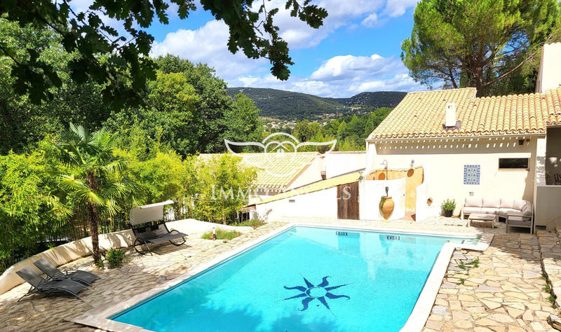 Maison traditionnelle - 275 m² - 8 pièces