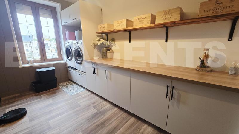 Maison - 260 m² - 10 pièces