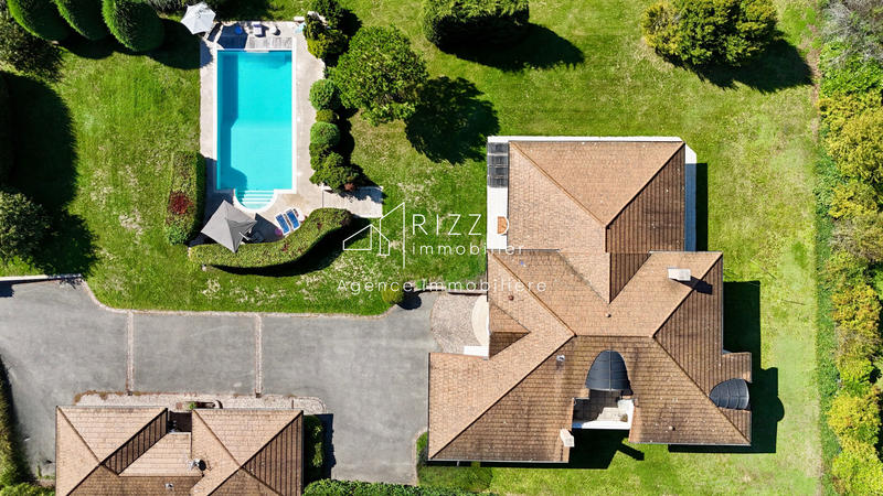 Maison - 418 m² - 12 pièces