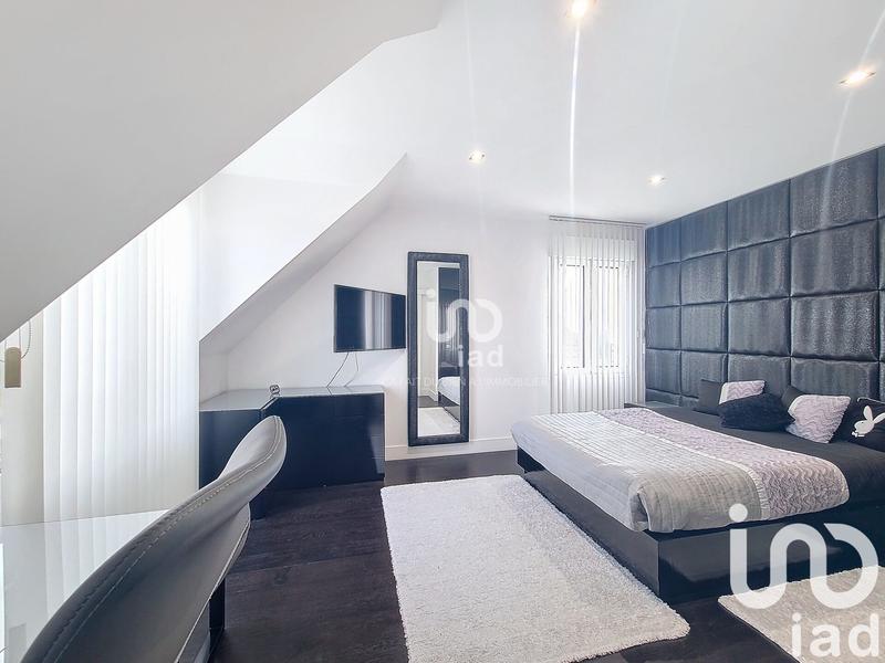 Maison - 240 m² - 8 pièces