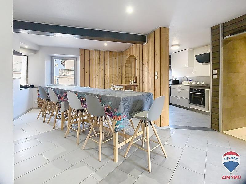 Maison - 240 m² - 9 pièces