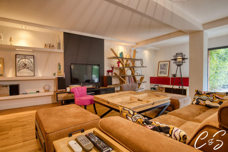 Maison - 240 m² - 6 pièces