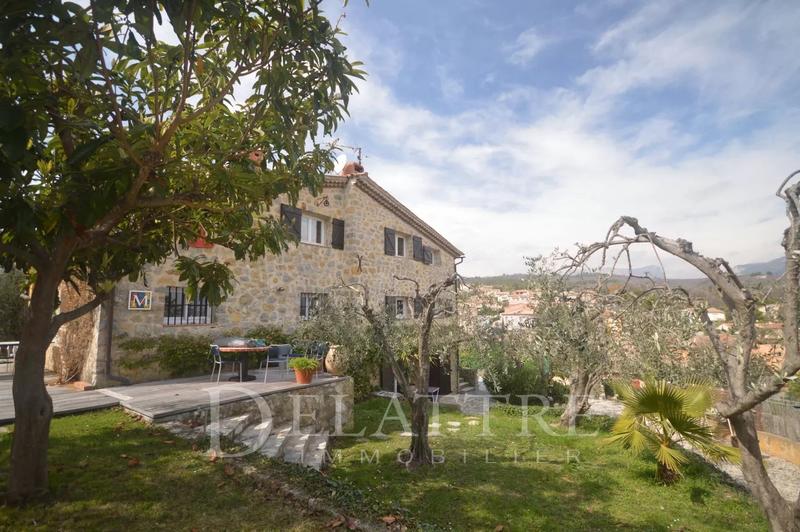 Maison - 232 m² - 8 pièces