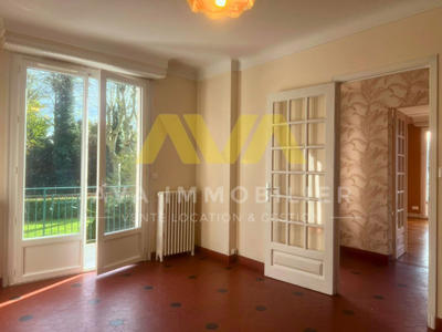 Maison - 202 m² - 8 pièces