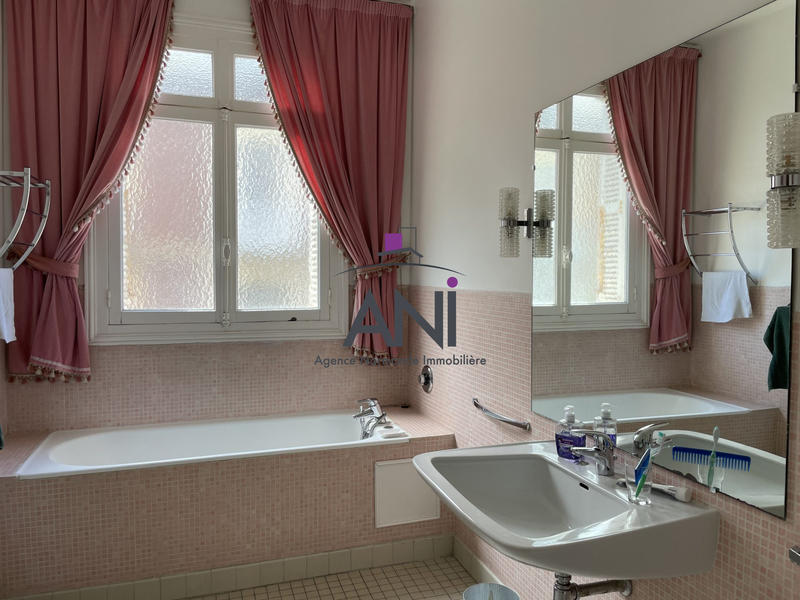 Maison - 303 m² - 12 pièces