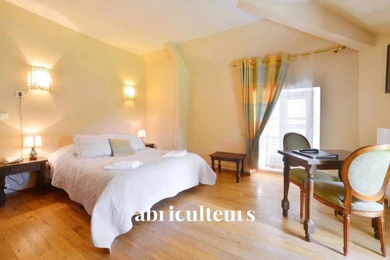 Maison ancienne - 1 000 m² - 16 pièces