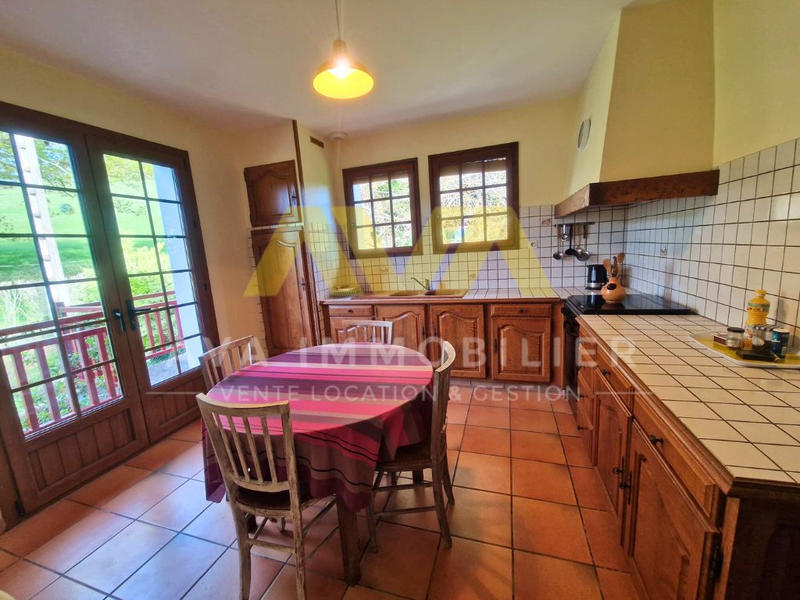 Maison - 300 m² - 9 pièces