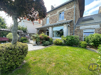 Maison - 239 m² - 8 pièces