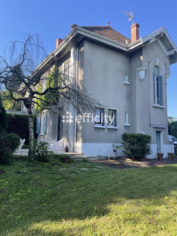 Maison - 210 m² - 7 pièces