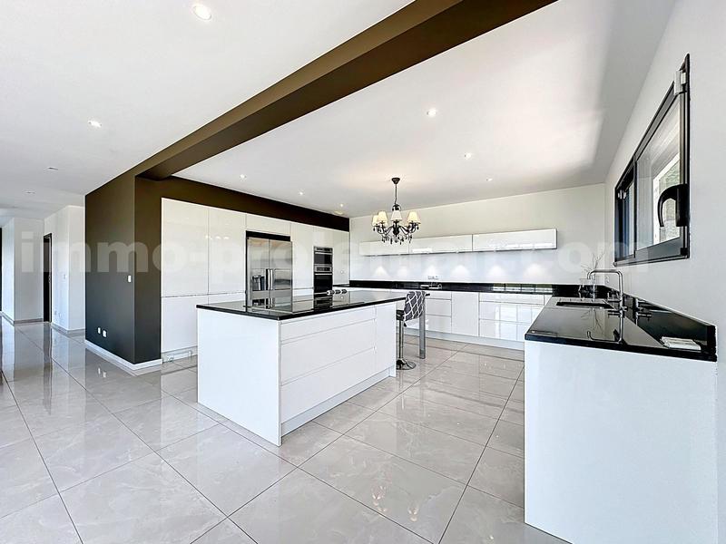 Maison - 280 m² - 8 pièces