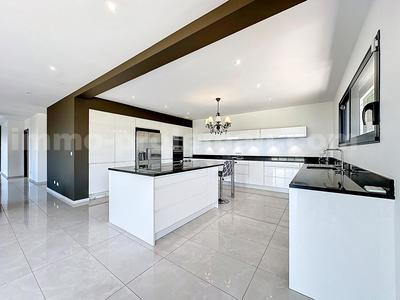 Maison - 280 m² - 8 pièces