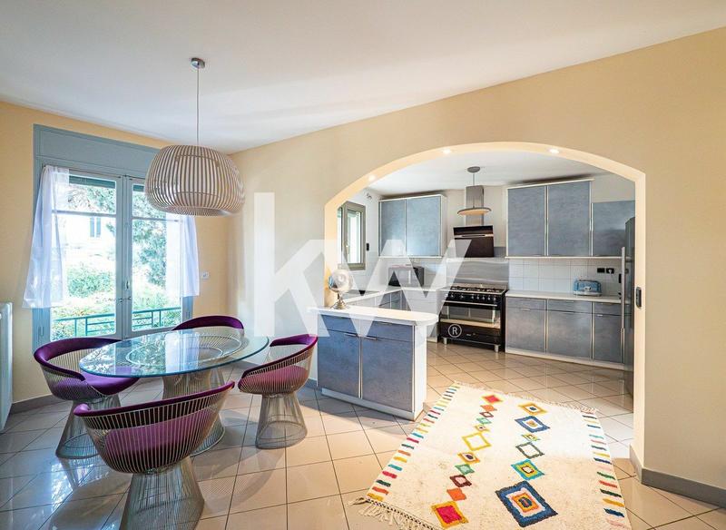 Maison - 400 m² - 12 pièces