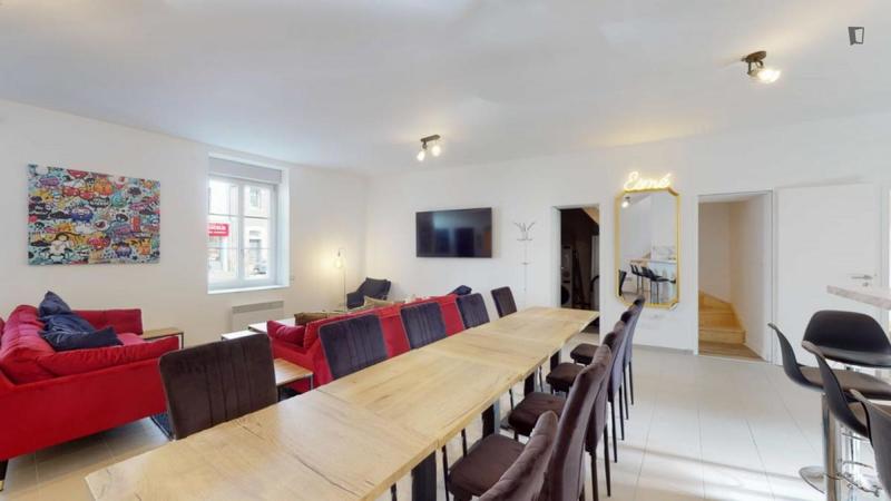 Chambre - 12 m² - 13 pièces