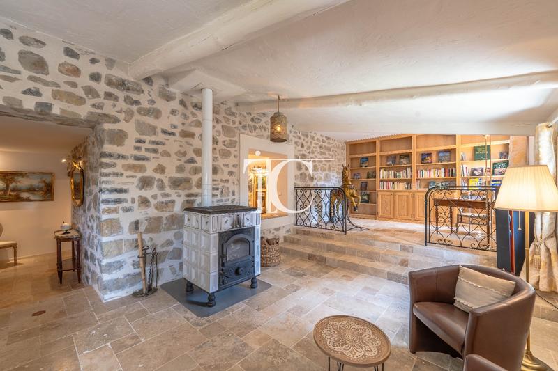 Maison - 397 m² - 12 pièces