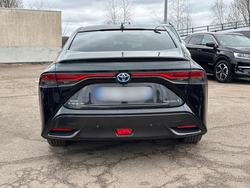 Toyota Mirai II Pile a Combustible Lounge
