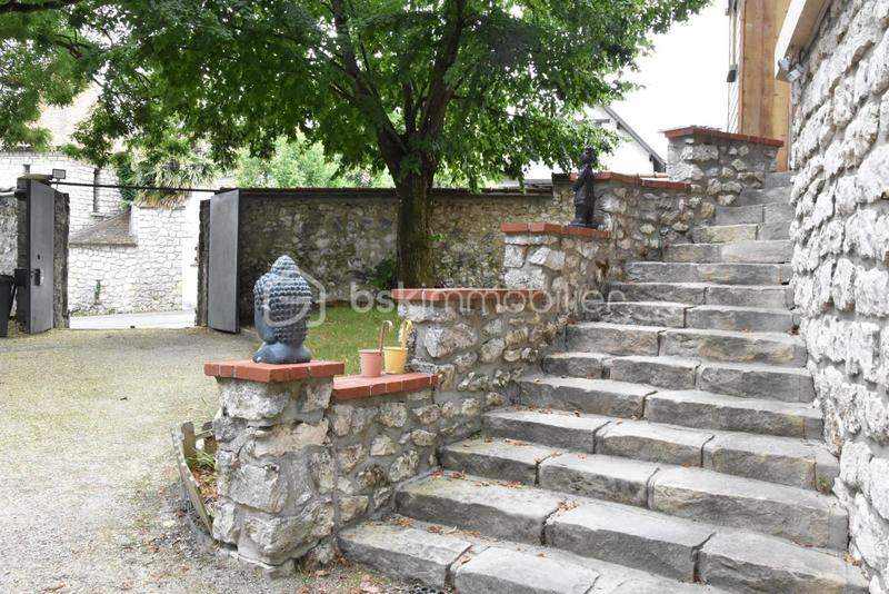 Demeure - 225 m² - 8 pièces