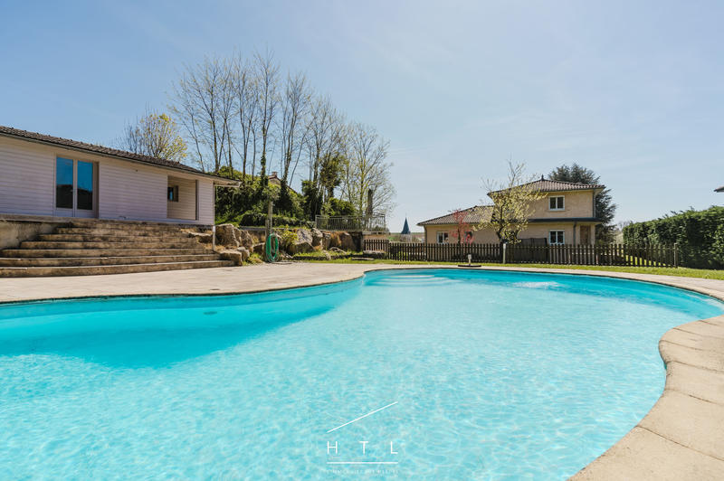 Maison - 225 m² - 9 pièces