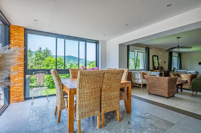 Maison - 250 m² - 7 pièces