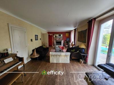 Maison - 235 m² - 8 pièces