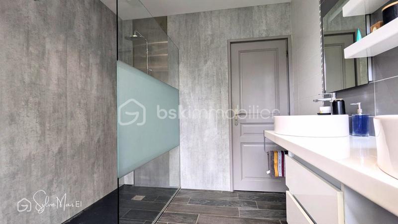 Maison - 220 m² - 8 pièces