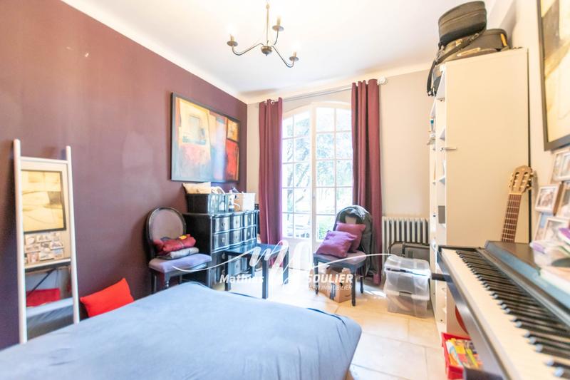 Maison - 300 m² - 15 pièces