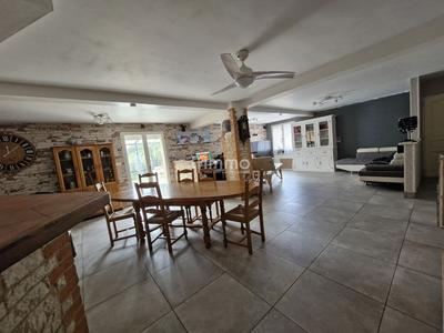 Maison - 280 m² - 10 pièces