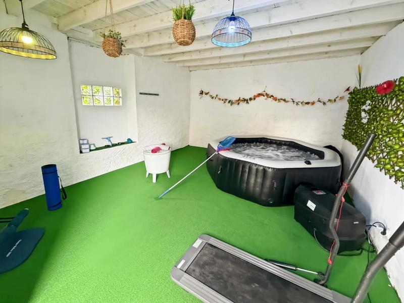 Maison - 240 m² - 8 pièces