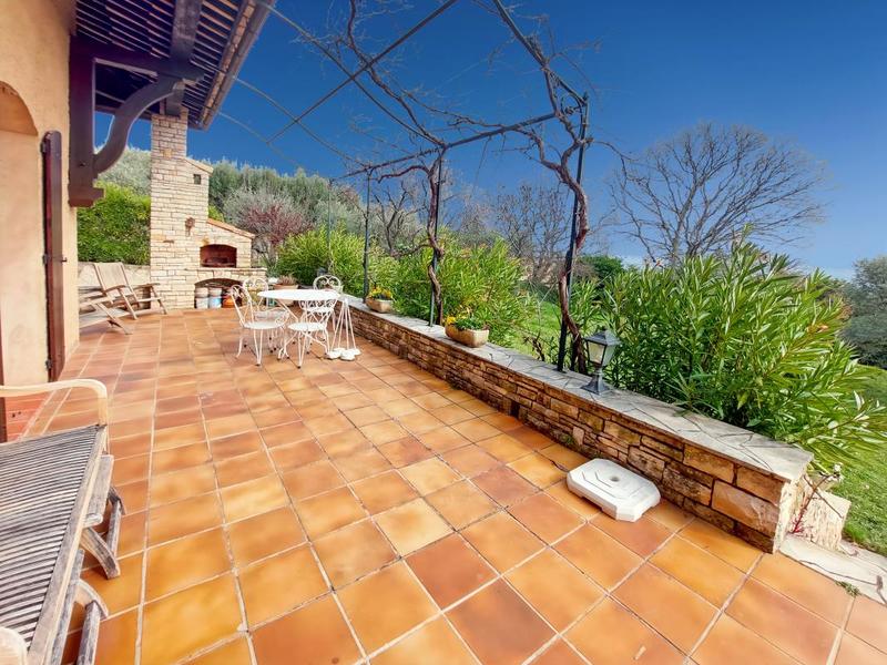 Propriété - 252 m² - 9 pièces