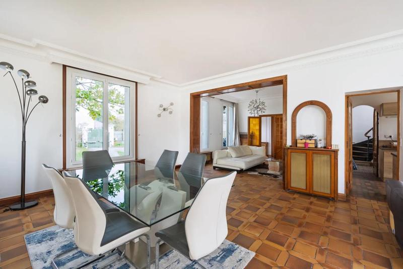 Maison - 228 m² - 8 pièces