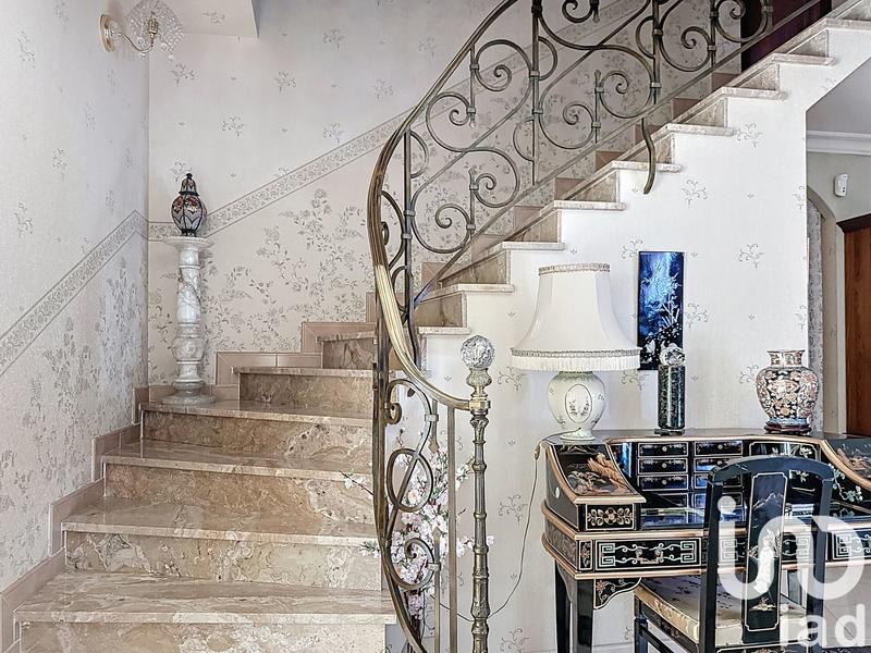 Maison - 227 m² - 8 pièces