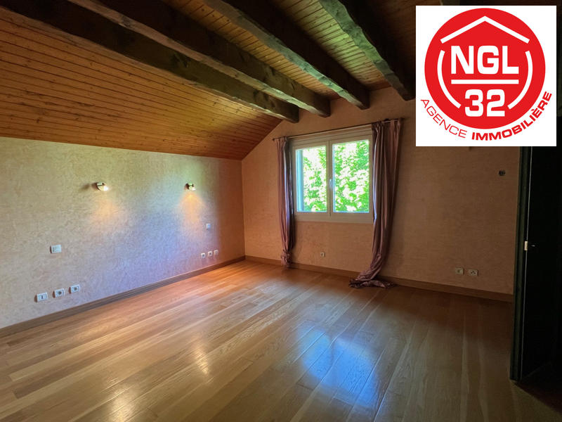 Maison - 233 m² - 8 pièces