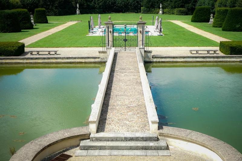 Château - 1 242 m² - 20 pièces