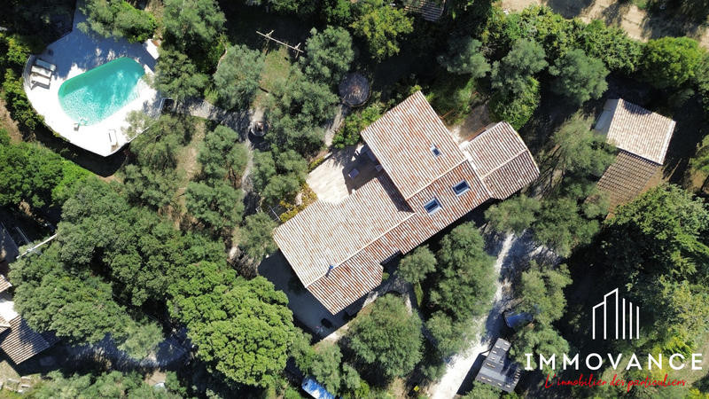 Maison traditionnelle - 240 m² - 6 pièces