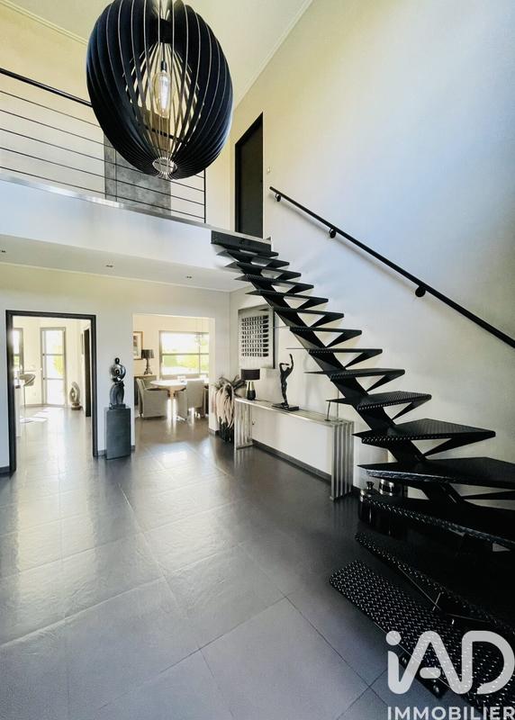 Maison - 285 m² - 9 pièces