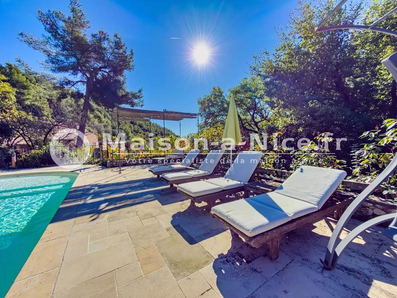 Maison - 285 m² - 10 pièces