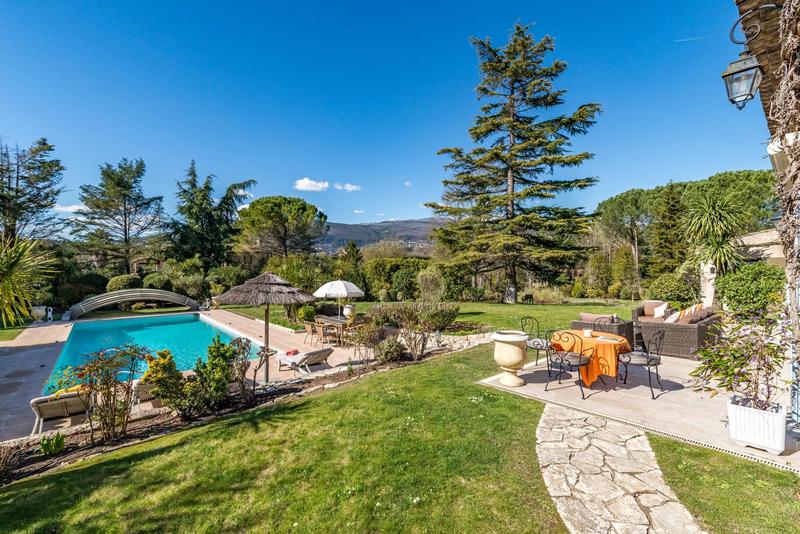 Maison - 330 m² - 11 pièces