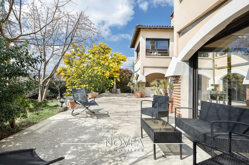 Maison - 242 m² - 10 pièces