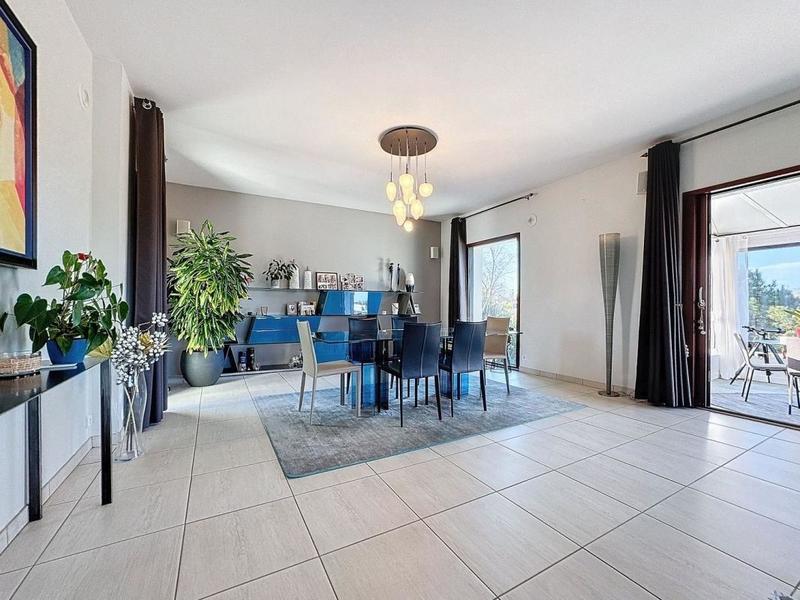 Maison - 213 m² - 5 pièces