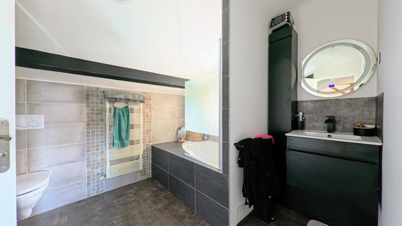 Maison - 215 m² - 9 pièces