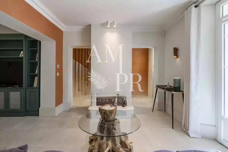 Maison - 300 m² - 8 pièces