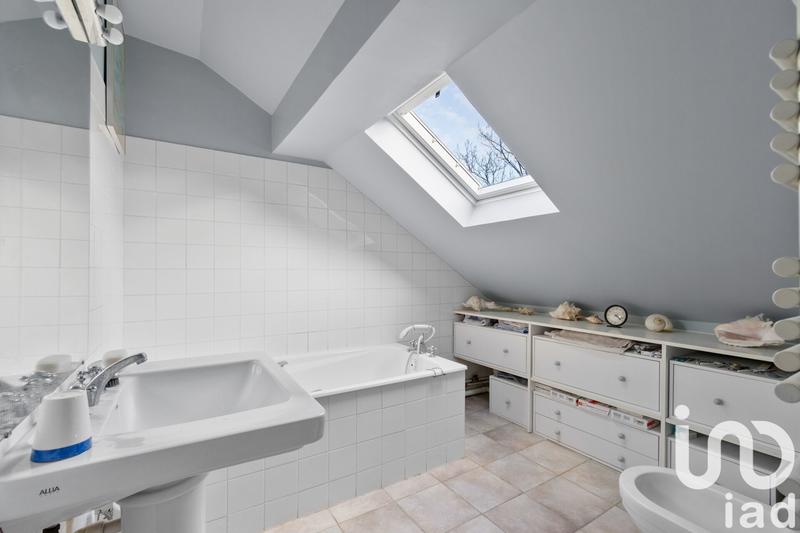 Maison - 230 m² - 9 pièces